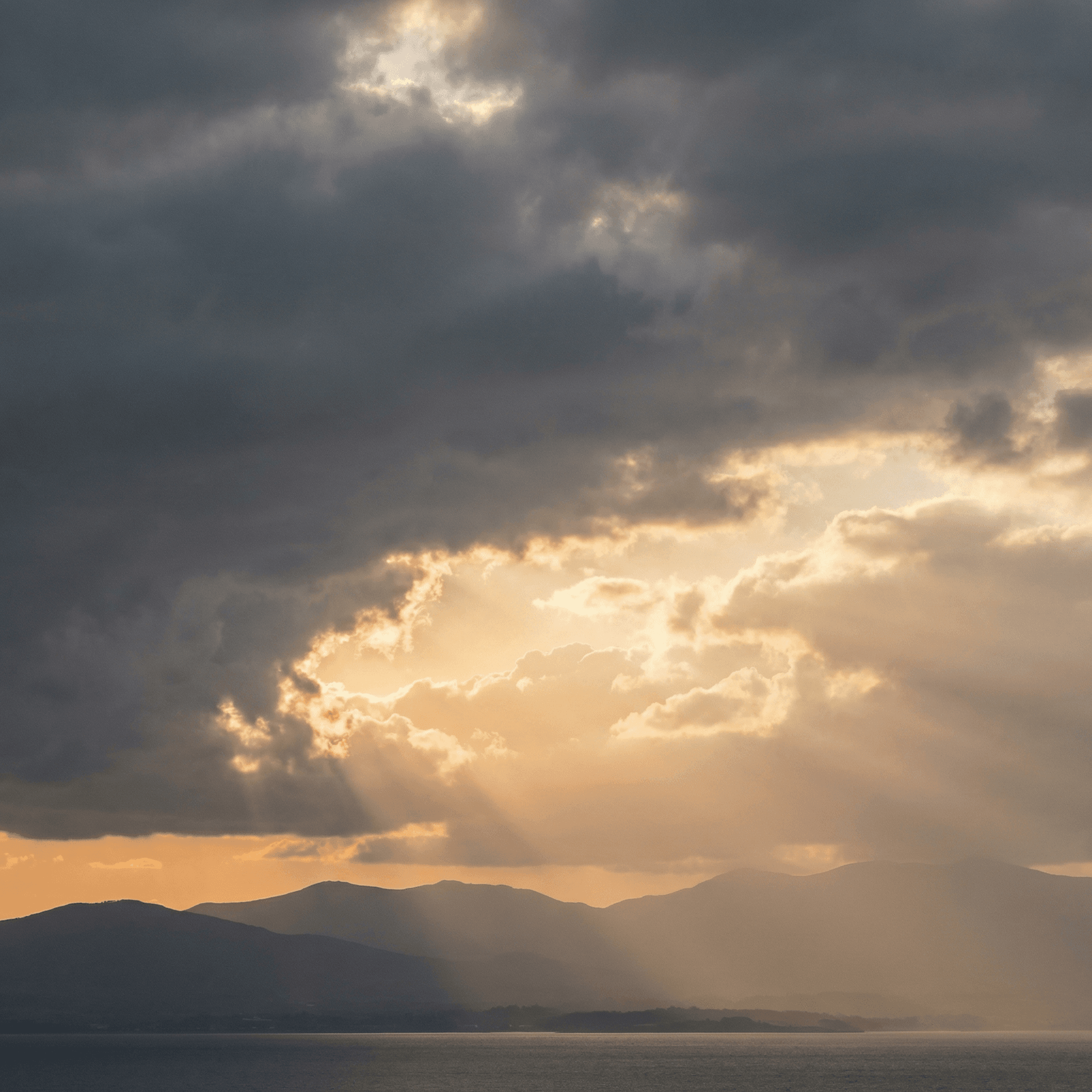 解決策の提示：雲の間から光が差し込み晴れていく様子