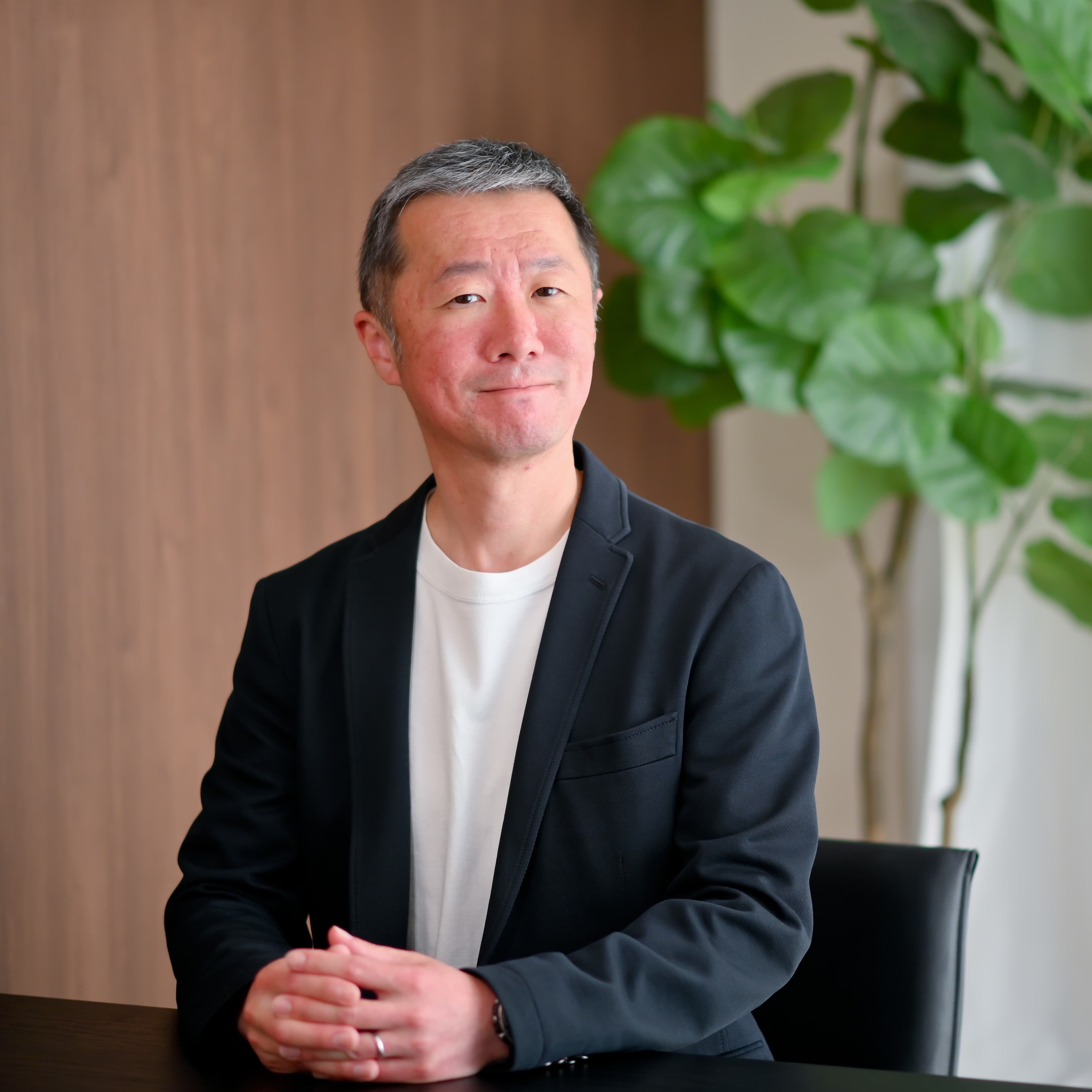 代表が少し遠くを見つめ、未来を考えているような、誠実さが伝わる横顔の写真